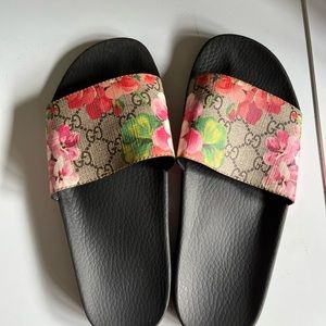 Gucci slides. Used. Good condition. Attached pics of all angles.